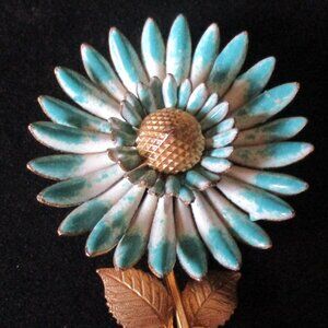 Vintage Unbranded 3D Blue & White Enamel Gold Tone Daisy Brooch/Pin  3" x 2"